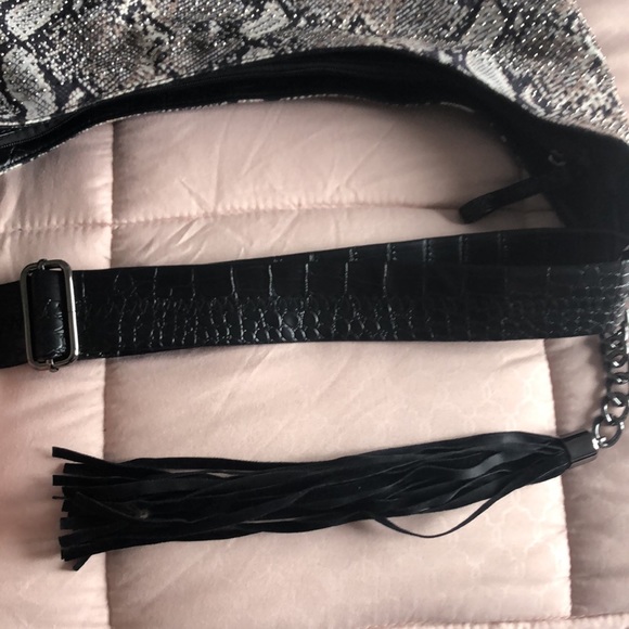 Snake print faux sueded handbag with rhinestones - Picture 7 of 8